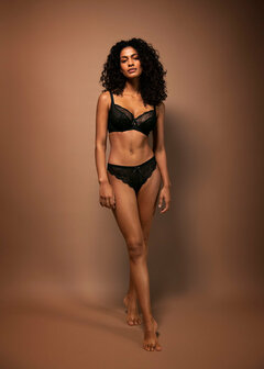 Tijdloos zwart met kanten details &ndash; de Freya Fancies Brazilian String maakt jouw lingerie set compleet