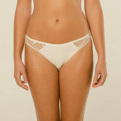 De Louisa Bracq Julia Slip in ivoor combineert verfijnde elegantie met ultiem draagcomfort.