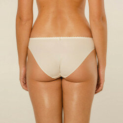 De Louisa Bracq Julia Slip in ivoor combineert verfijnde elegantie met ultiem draagcomfort.