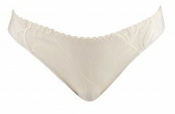 De Louisa Bracq Julia Slip in ivoor combineert verfijnde elegantie met ultiem draagcomfort.