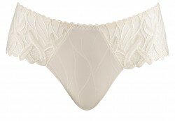 Luxe Julia Shorty van Louisa Bracq in ivoor, beschikbaar in maat 34 t/m 46.